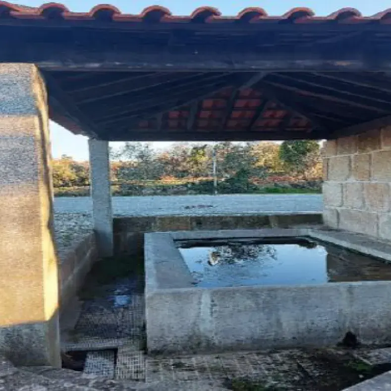 Lavadouro em Folgosa (junto à fonte)