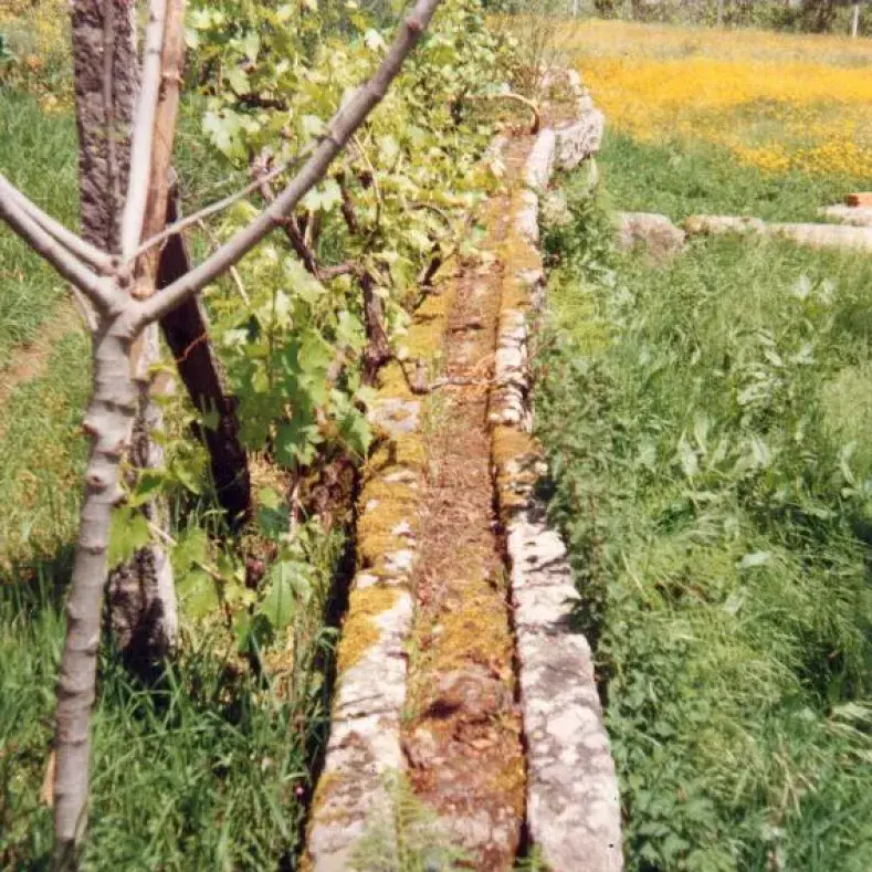Caleiros de água, em pedra